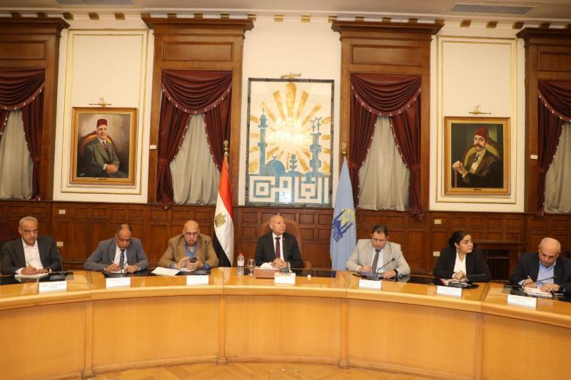 وضع شاشات عرض لبث مواد ترويجية عن المتحف المصري الكبير بالقاهرة