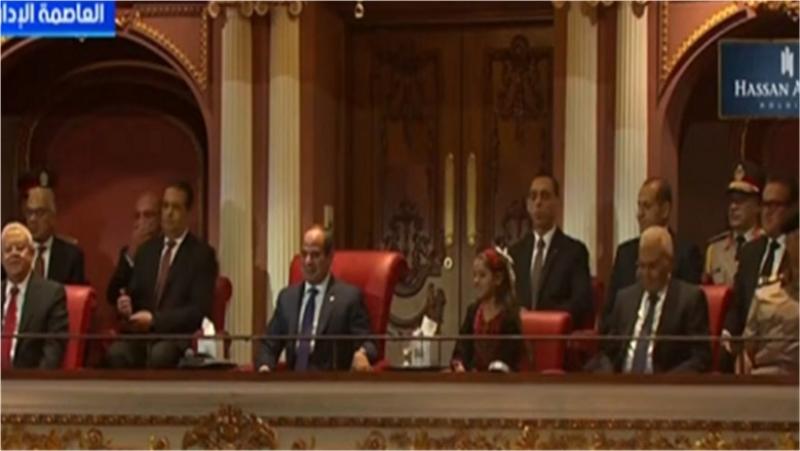 الرئيس السيسي يستجيب لطفلة فلسطينية طلبت لقائه خلال احتفالية وطن السلام.. جلست بجواره