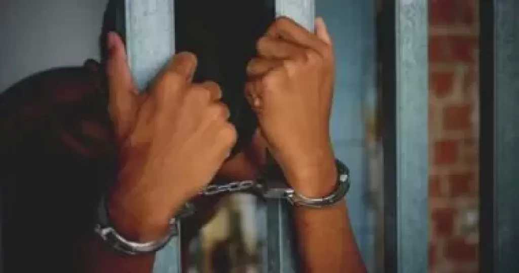 السجن 3 سنوات لشاب نشر صورًا مفبركة لسيدة في قنا وهددها بخطف ابنها