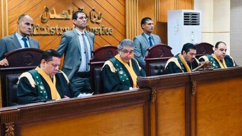 محاكمة أب بلا قلب.. اعتدى على ابنته ووالدتها شككت في روايتها فوثقت لها الجريمة بالفيديو