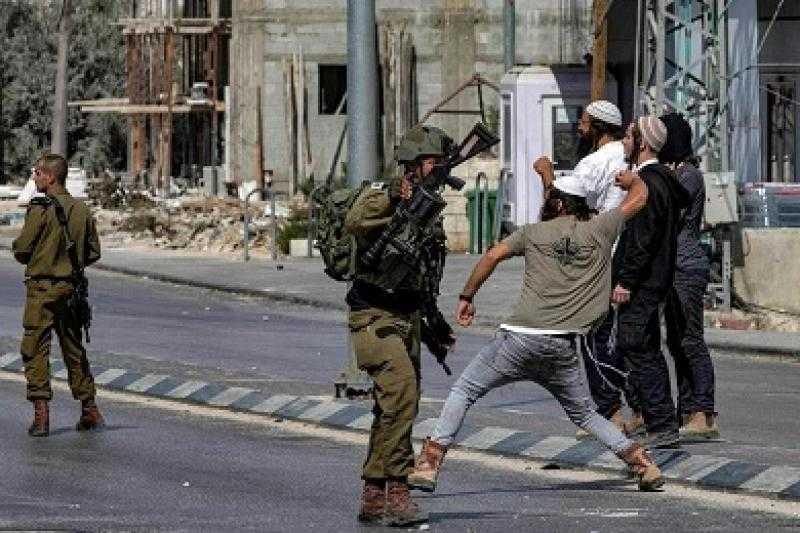 معاريف تكشف عن تفاهمات بين جيش الاحتلال والمستوطنين للاعتداء على الفلسطينيين