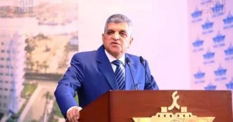 أسامة ربيع: نجاح جهود التعامل مع حادث جنوح ناقلة نفط خلال عبور قناة السويس