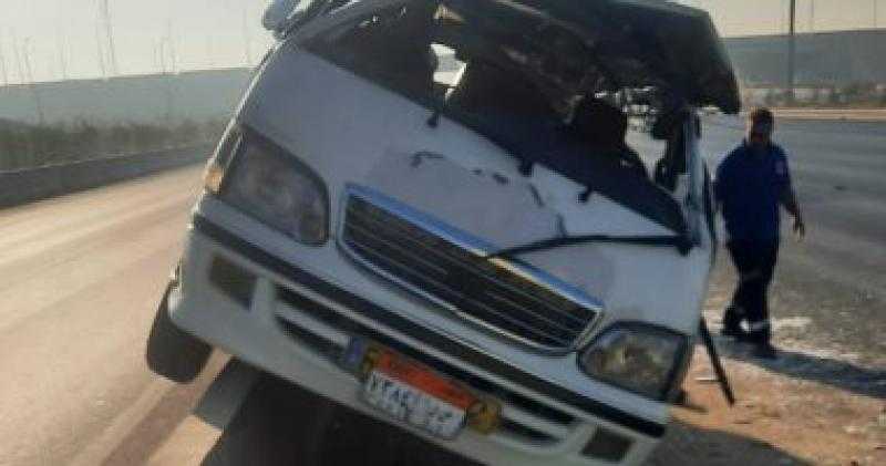 إصابة 7 أشخاص إثر انقلاب ميكروباص بطريق السويس الصحراوى