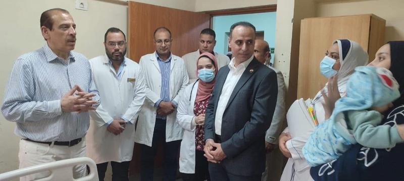 نائب وزير الصحة يتفقد مستشفى بني سويف التخصصي ويوجه بصرف مكافأة أسبوعين للعاملين