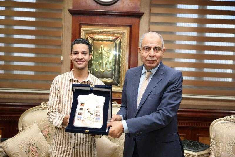 محافظ المنيا يكرم الفائز بالمركز السادس على الجمهورية بمسابقة ”تحدي القراءة”