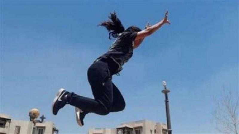 جبروت امرأة.. سيدة تقفز من الشرفة بعد ضبطها في أحضان الجار وتتهم زوجها بمحاولة التخلص منها