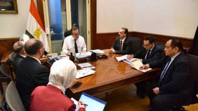 وزير الصحة يبحث آليات تطبيق قانون المسؤولية الطبية