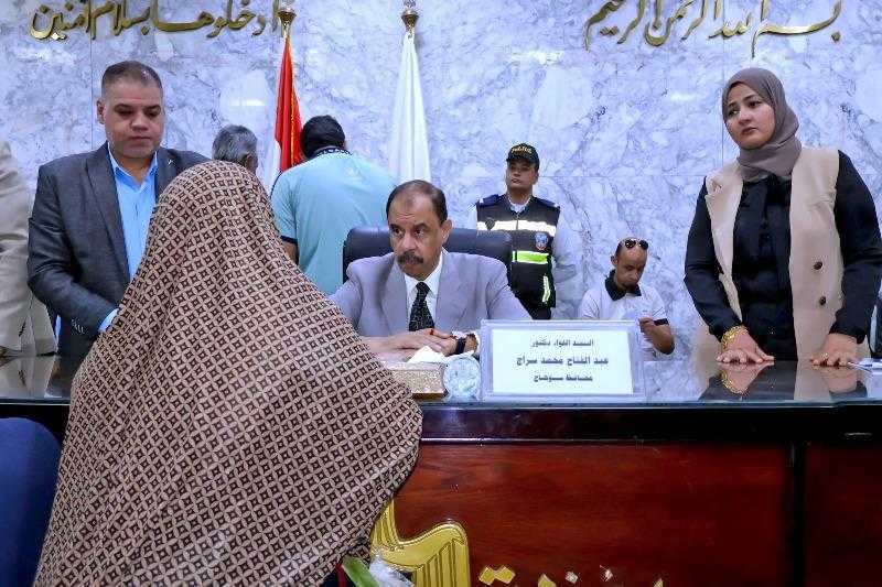 محافظ سوهاج يبحث مطالب المواطنين خلال اللقاء الجماهيري