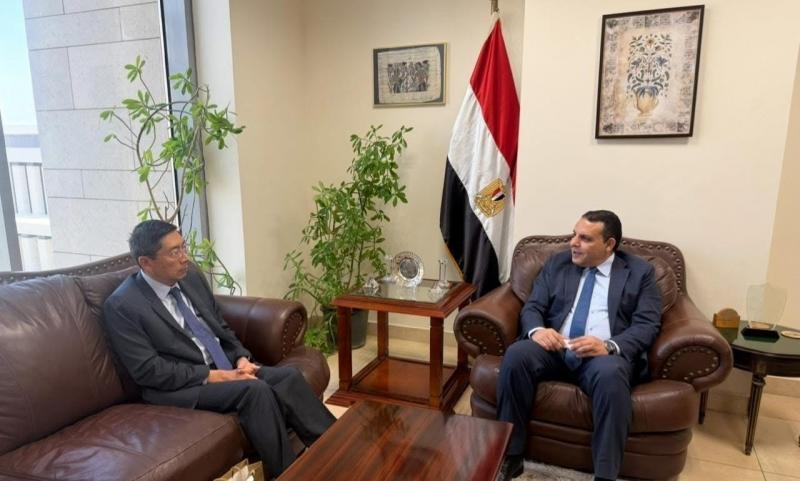 رئيس التمثيل التجاري المصري يبحث مع سفير سنغافورة بالقاهرة تعزيز التعاون الاستثماري