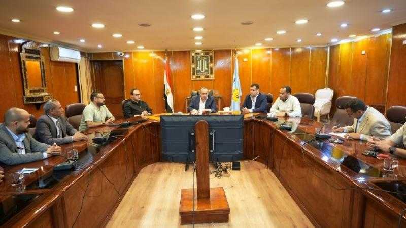 محافظ أسيوط يلتقي أهالي الحواتكة بمنفلوط لمتابعة أعمال تطوير الكوبري
