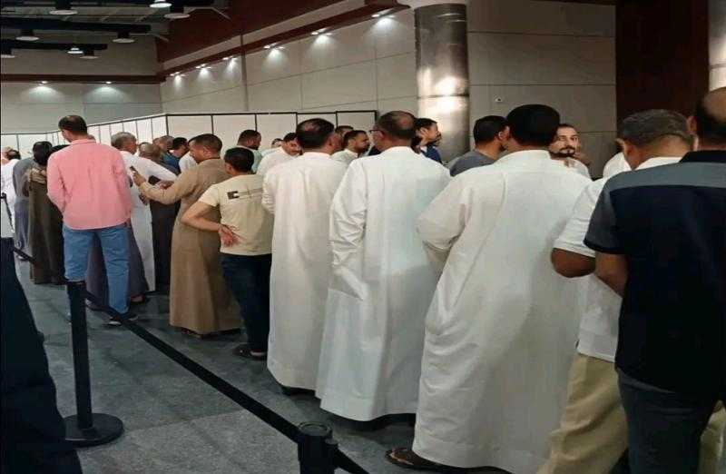 إقبال كبير من الناخبين المصريين للإدلاء بأصواتهم بانتخابات النواب في الكويت وسلطنة عمان| صور