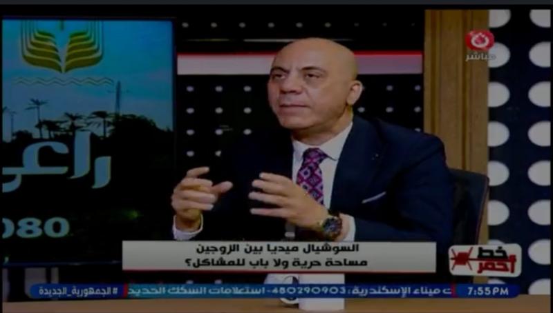 هل أصبحت السوشيال ميديا مقياسًا للحب أم أداة لتدمير الزواج؟.. استشاري يوضح