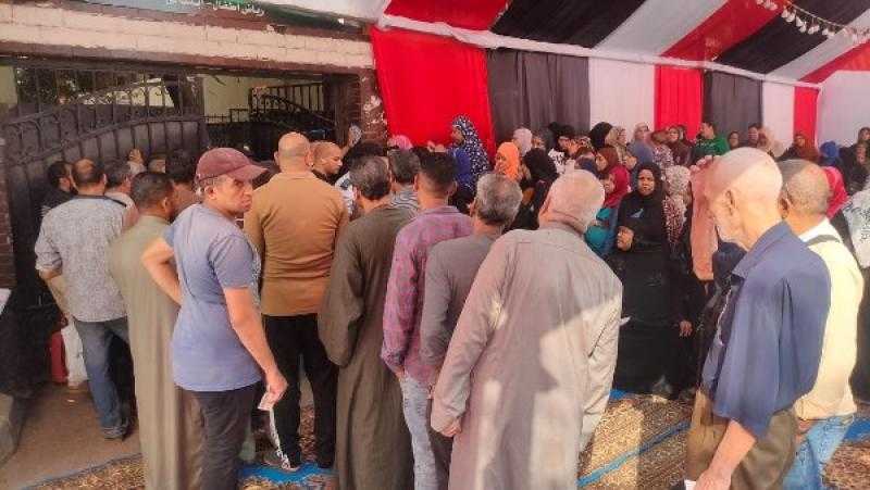إقبال كثيف من المواطنين على مدرسة الفاروق عمر الابتدائية في أول أيام انتخابات مجلس النواب