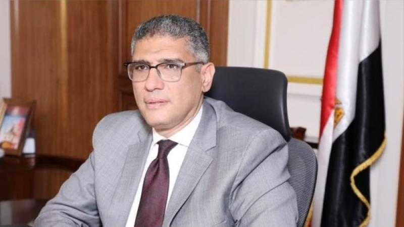 محافظ الجيزة يدلي بصوته بمدرسة النصر للغات بمدينة 6 أكتوبر