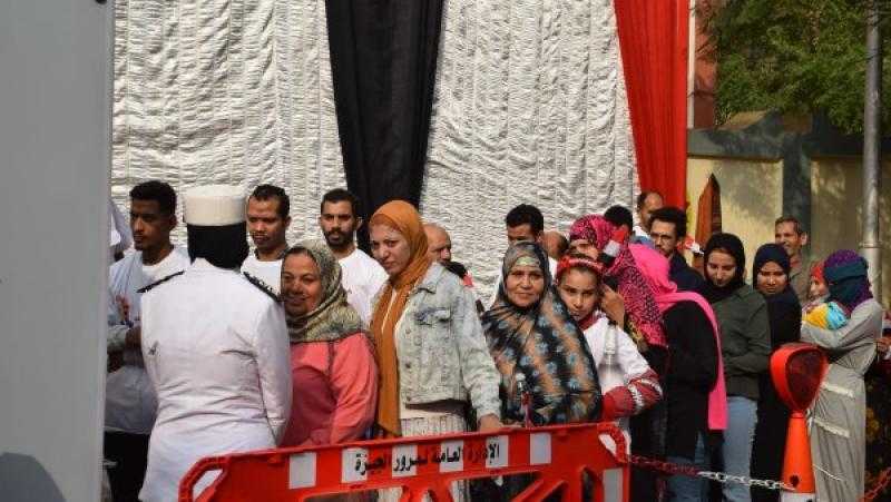 بالأعلام والأغاني الوطنية.. إقبال كثيف من السيدات والشباب على لجان العمرانية