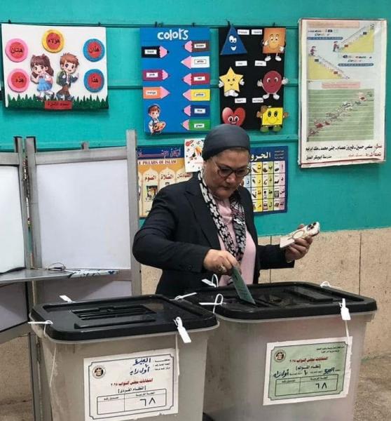 رئيسة المجلس القومي للطفولة والأمومة تُدلي بصوتها في انتخابات مجلس النواب بمدينة الشيخ زايد