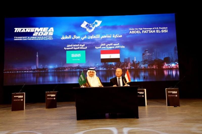 وزير الصناعة والنقل ووزير النقل والخدمات اللوجستية بالمملكة العربية السعودية يوقعان مذكرة تفاهم لتبادل الخبرات في مجال الطرق