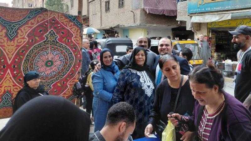 توافد العشرات بلجان مركز أبو النمرس في انتخابات مجلس النواب