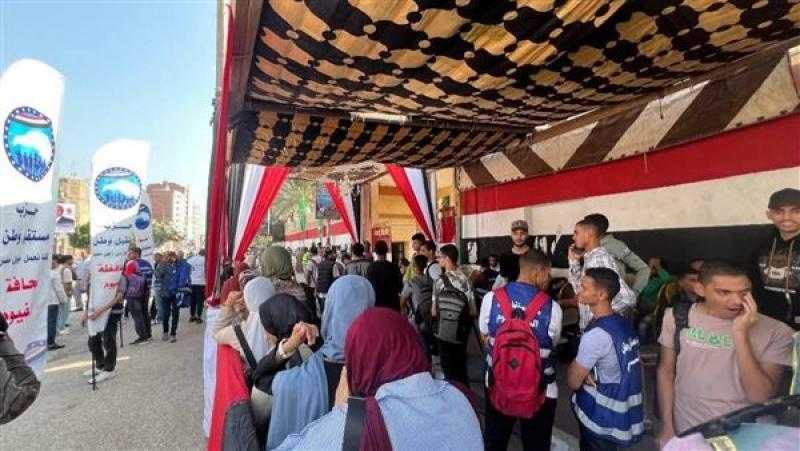 اصطفاف الناخبين أمام لجان العجوزة قبل بدء عمل اللجان