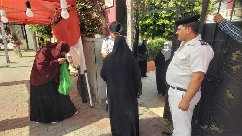 إقبال من كبار السن على اللجان بالدقي للإدلاء بأصواتهم في انتخابات مجلس النواب