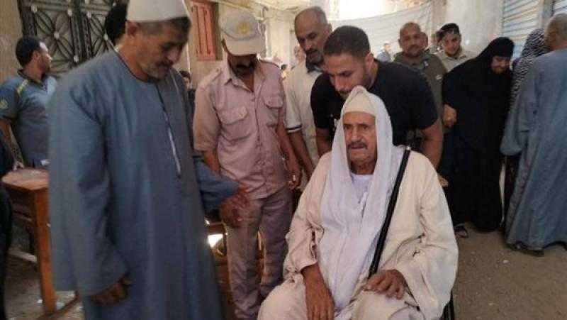 كبار السن يدلون بأصواتهم ويشاركون في انتخابات النواب على كرسي متحرك البحيرة