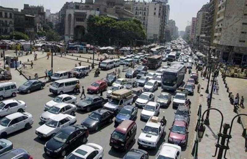 كثافات مرورية مُتحركة في الميادين والطرق الرئيسية بالقاهرة والجيزة