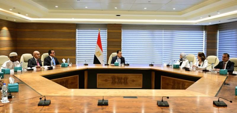 رئيس الوزراء يعقد لقاء بعدد من وزراء الصحة والتعليم ببعض الدول المشاركة في المؤتمر