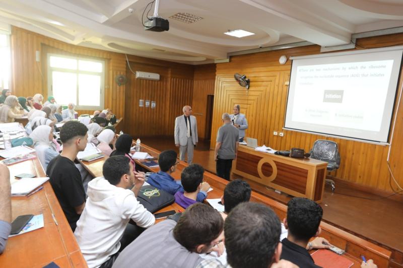 رئيس جامعة كفر الشيخ يتابع سير العملية التعليمية ويستمع لآراء الطلبة بالجامعة الأهلية