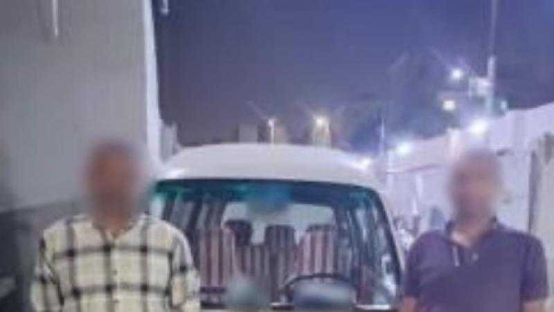 القبض على شخصين مزقا لافتة دعائية لمرشح مجلس النواب بالقاهرة