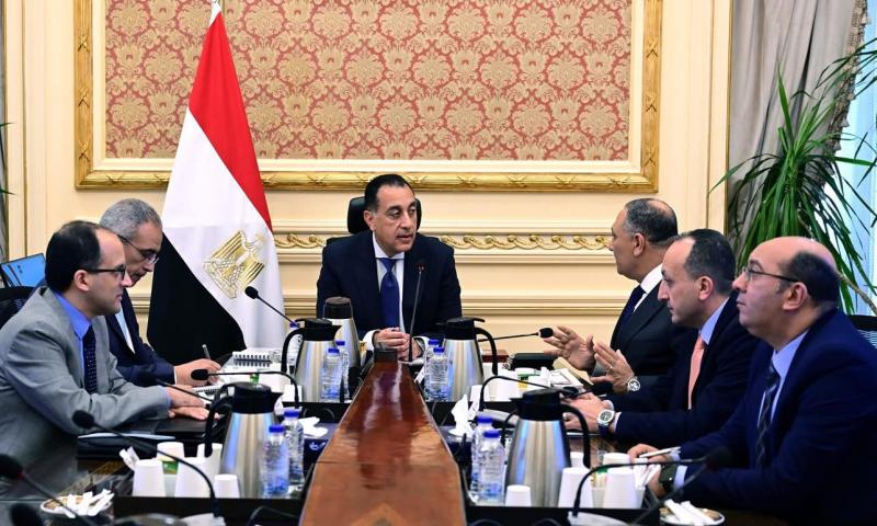 رئيس الوزراء يتابع مع رئيس المركز الوطني لتخطيط استخدامات أراضي الدولة عدداً من ملفات العمل