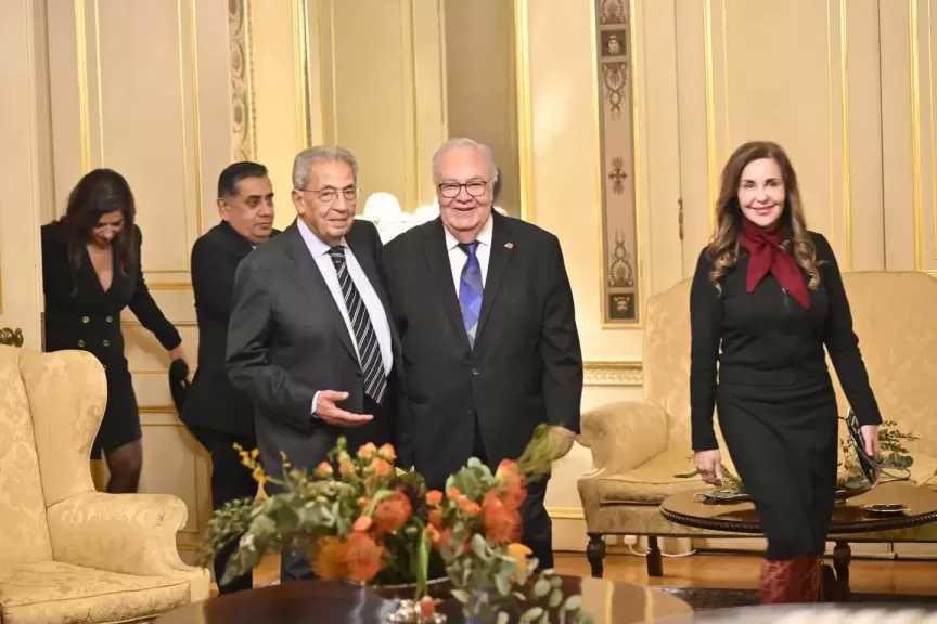 عمرو موسى يعود للقاهرة بعد جولة دبلوماسية رفيعة شملت كينيا وبريطانيا