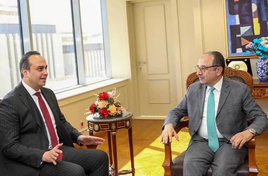 وزير قطاع الأعمال العام يستقبل رئيس هيئة الرعاية الصحية لبحث تعزيز التعاون المشترك
