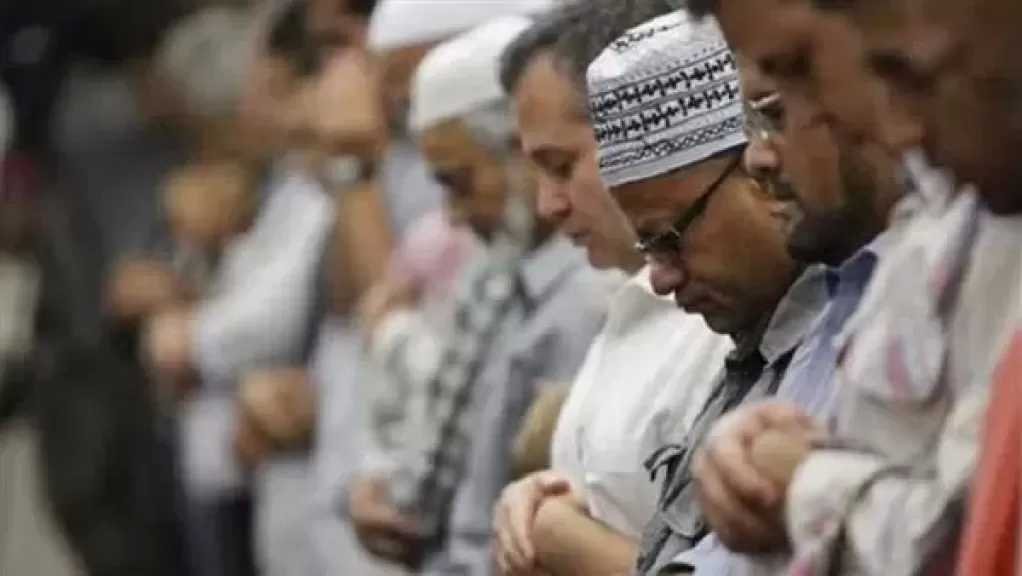 مفتي الجمهورية يوضح كيفية الانضمام لصلاة الجماعة عند اكتمال الصفوف