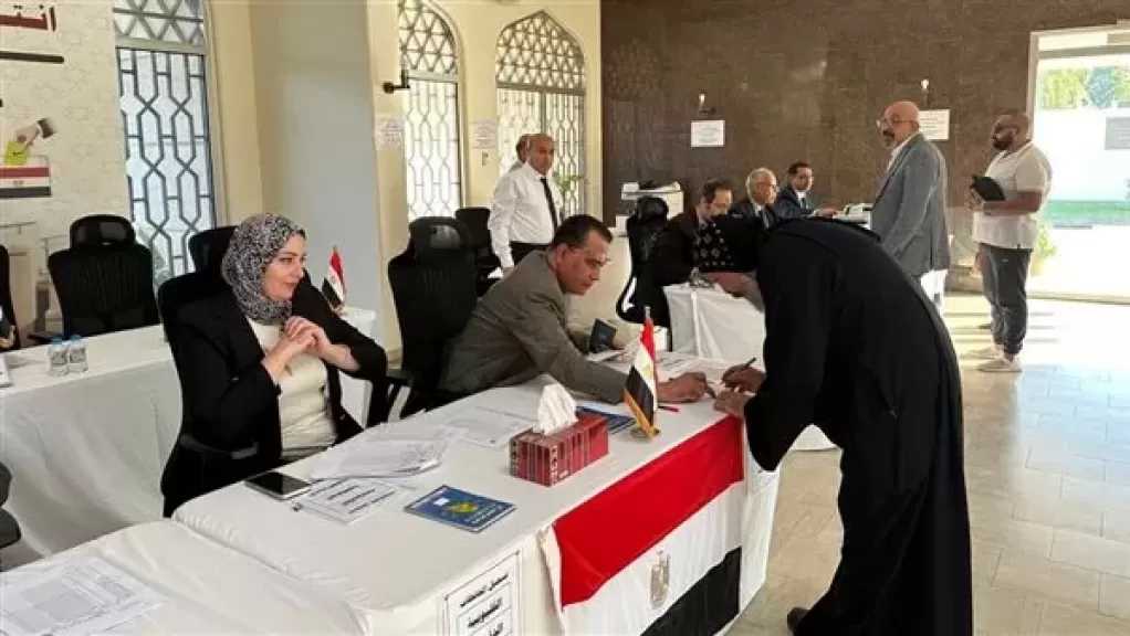 راعي الكنيسة المصرية بمسقط يدلي بصوته في انتخابات مجلس النواب