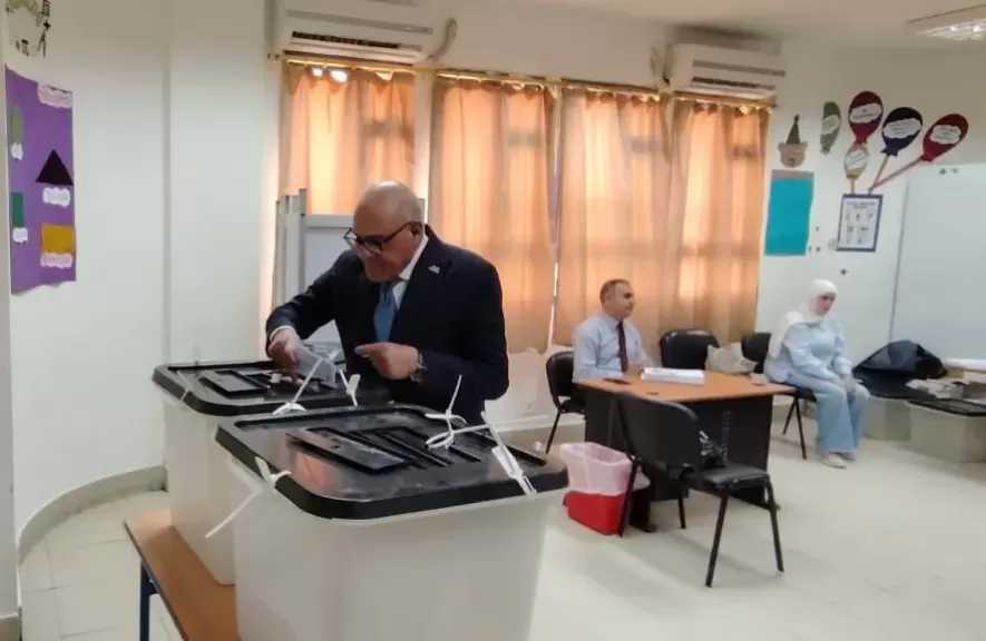 رئيس الهيئة العربية للتصنيع يُدلي بصوته في انتخابات مجلس النواب 2025