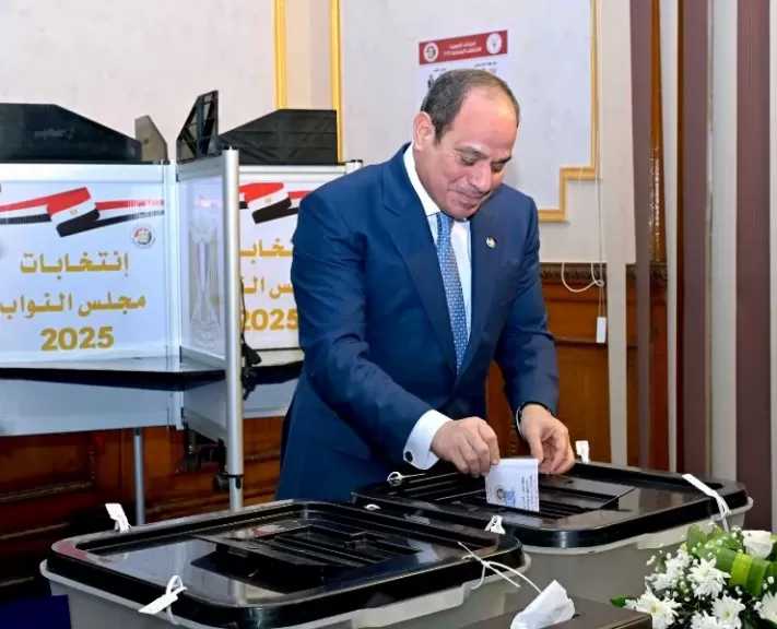 المتحدث الرئاسي ينشر صور الرئيس السيسي يدلي بصوته في انتخابات مجلس النواب 2025