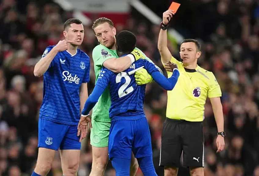 جانا جاي يعتذر عن صفع زميله خلال مباراة مانشستر يونايتد وإيفرتون