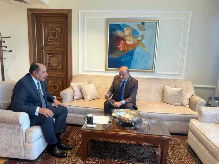 مندوب فلسطين بالجامعة العربية يبحث مع السفير حسام زكي تطورات القضية الفلسطينية
