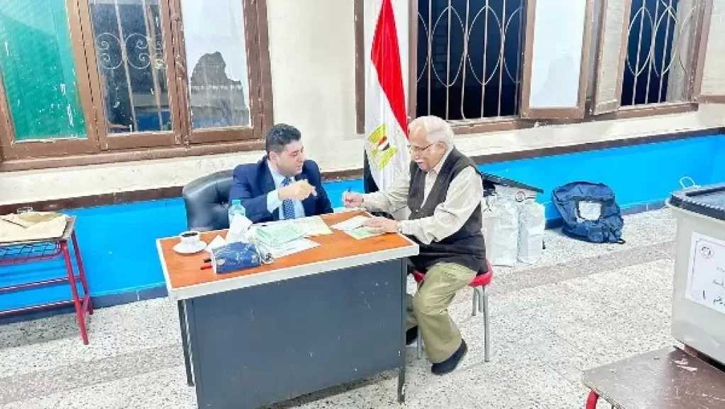 مواطن تسعيني يدلي بصوته في انتخابات النواب 2025 بلجنة طه حسين بالنزهة
