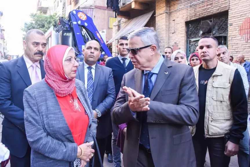 محافظ الإسكندرية يتابع تداعيات انهيار عقار كرموز.. صور