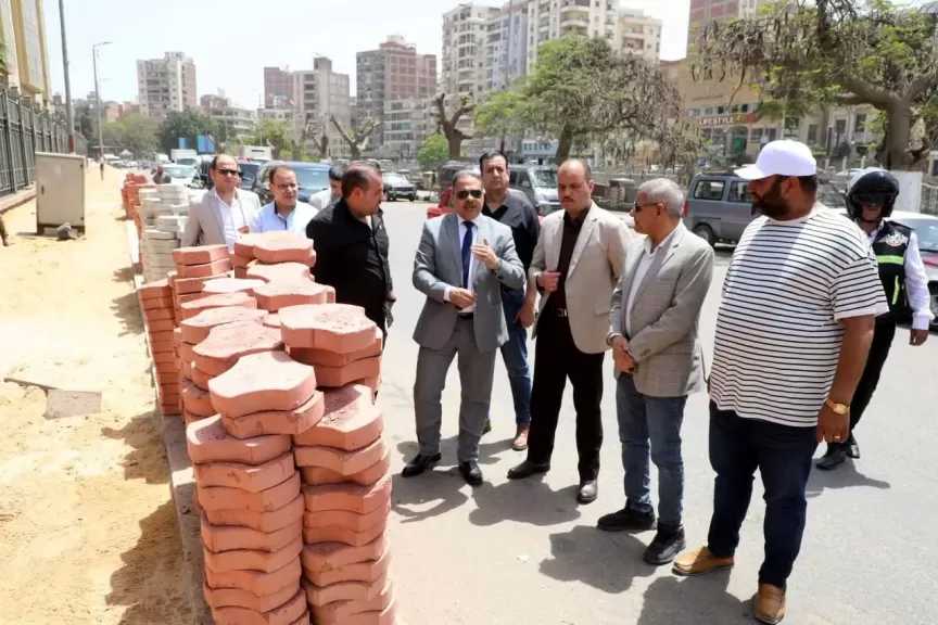 محافظ الشرقية يتفقد أعمال تركيب بلاط الإنترلوك بمركز الزقازيق.. ويوجه باستبدال أعمدة الإنارة