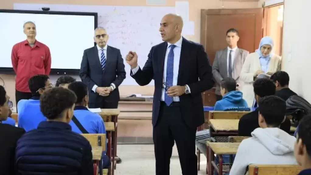 وزير التعليم يطلع على نسب الحضور بمدارس القاهرة ويوجه بصيانة الأثاث المدرسي