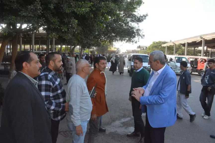 محافظ الغربية يتفقد مواقف طنطا