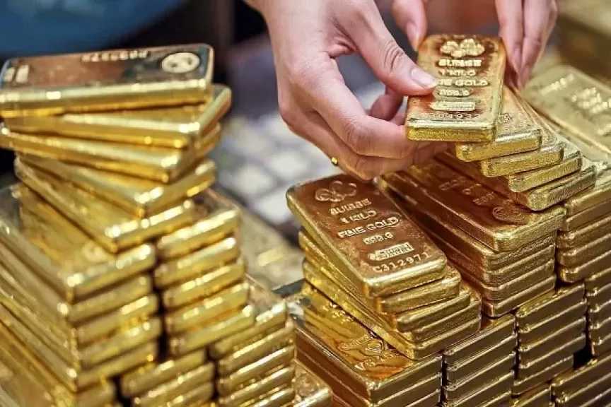الذهب يتراجع من أعلى مستوى في 6 أسابيع وسط عمليات جني للأرباح