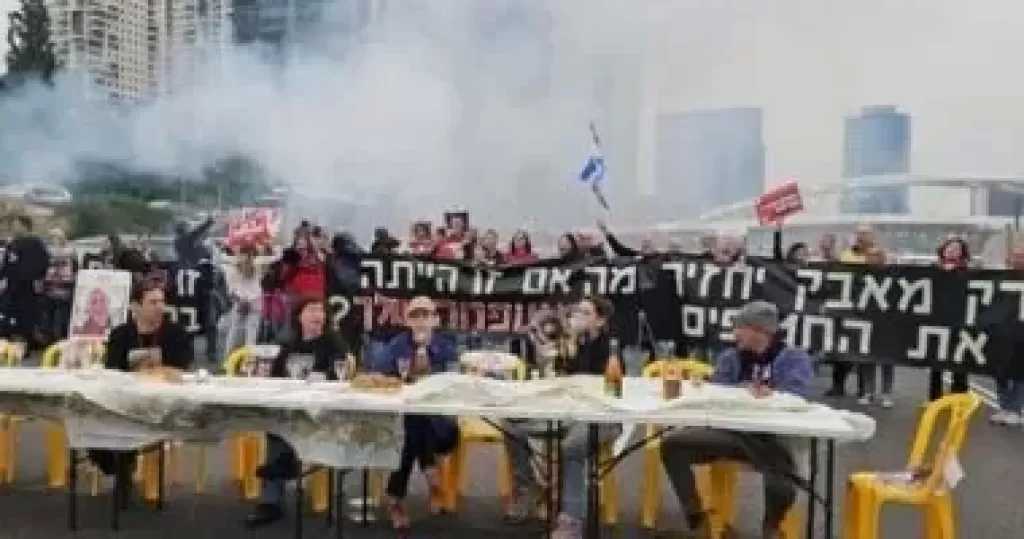 إسرائيليون يتظاهرون أمام منزل نتنياهو للمطالبة برفض العفو عنه