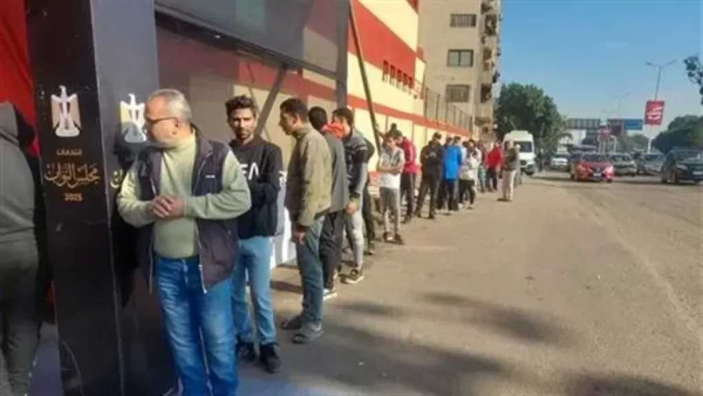 إقبال من الشباب على لجان إمبابة بالجيزة للإدلاء بأصواتهم في انتخابات النواب