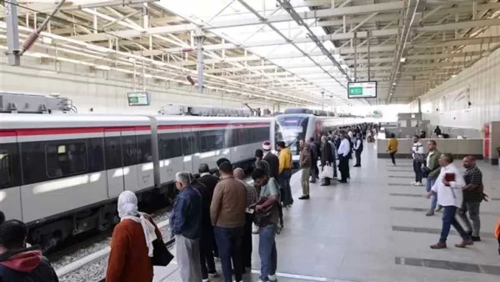 النقل تنشر صورًا توضح الإقبال المتزايد على القطار الكهربائي الخفيف LRT