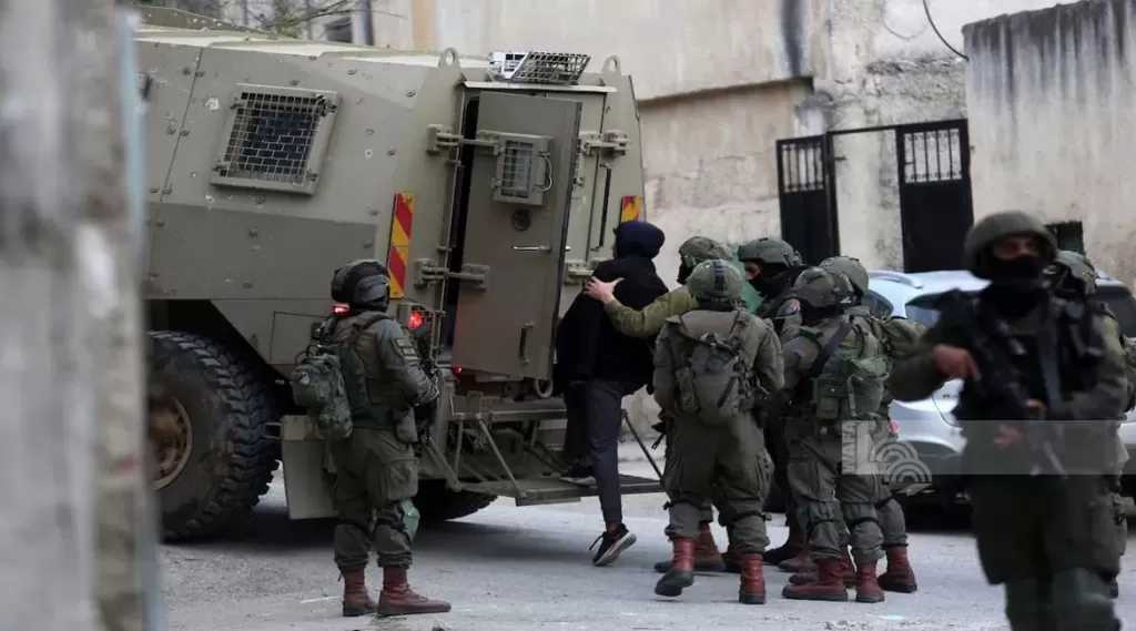قوات الاحتلال تعتقل عددا من الشبان الفلطسينيين خلال اقتحام بلدة بدو