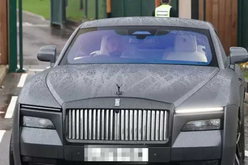 صلاح يغادر مقر تدريبات ليفربول بعد أزمته مع سلوت