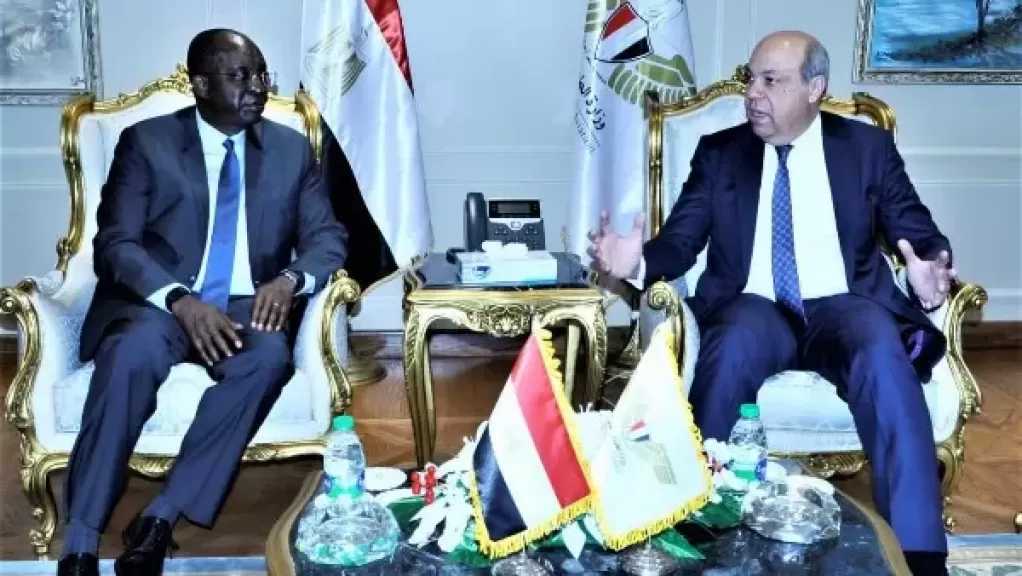 وزير الطيران يناقش مع مؤسسة التمويل الدولية المرحلة النهائية لطرح مطار الغردقة